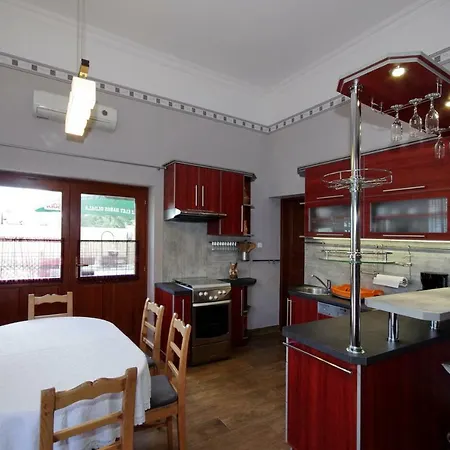 Matyas Apartmanhaz * غيولا