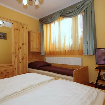Matyas Apartmanhaz غيولا