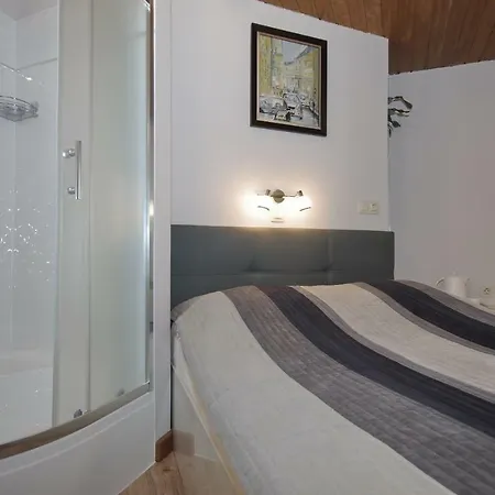 Matyas Apartmanhaz غيولا